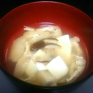 豆腐と油揚げと椎茸の味噌汁